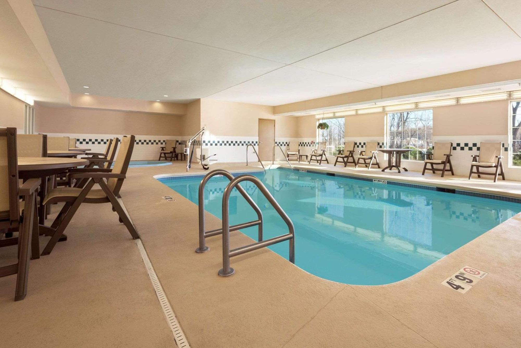 Country Inn & Suites By Radisson, Clinton, Ia Kültér fotó